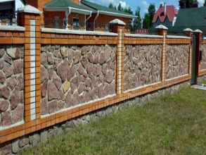 Кирпичный забор с камнем 12 метров фото в Новодрожжино