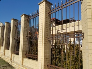 Кирпичный забор с ковкой  10 метров фото в Новодрожжино