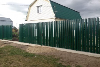 Забор из евроштакетника на ленточном фундаменте 70 метров фото в Новодрожжино